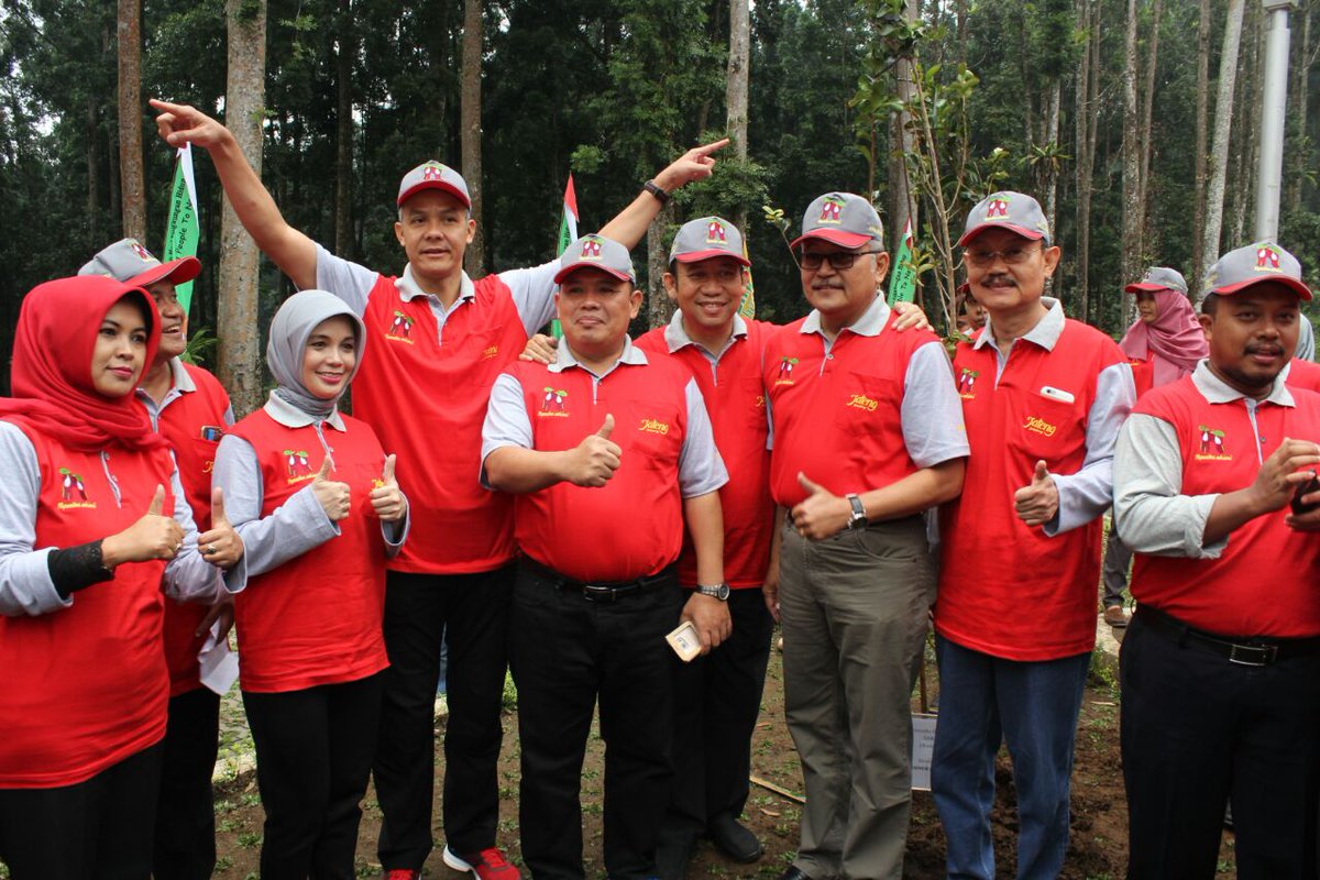 Puncak acara peringatan Hari Lingkungan Hidup Se-Dunia Tingkat Provinsi Jawa Tengah Tahun 2017 di Kebun Raya Baturraden(19/7)
<a href="/ganjarpranowo/">Ganjar Pranowo</a>