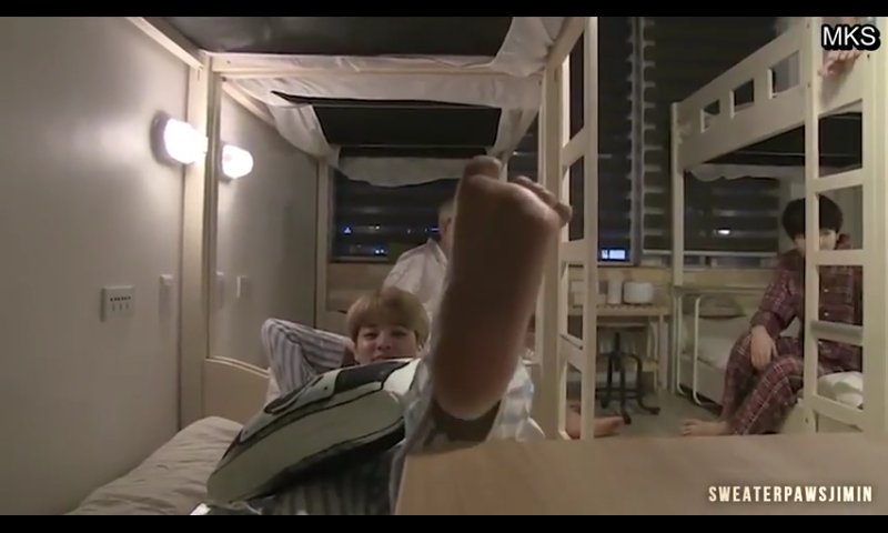 anolim0's tweet photo. Интересно какой у него размер ноги? 
#JIMIN 
#방탄소년단bts https://t.co/ldLVJQFTYN