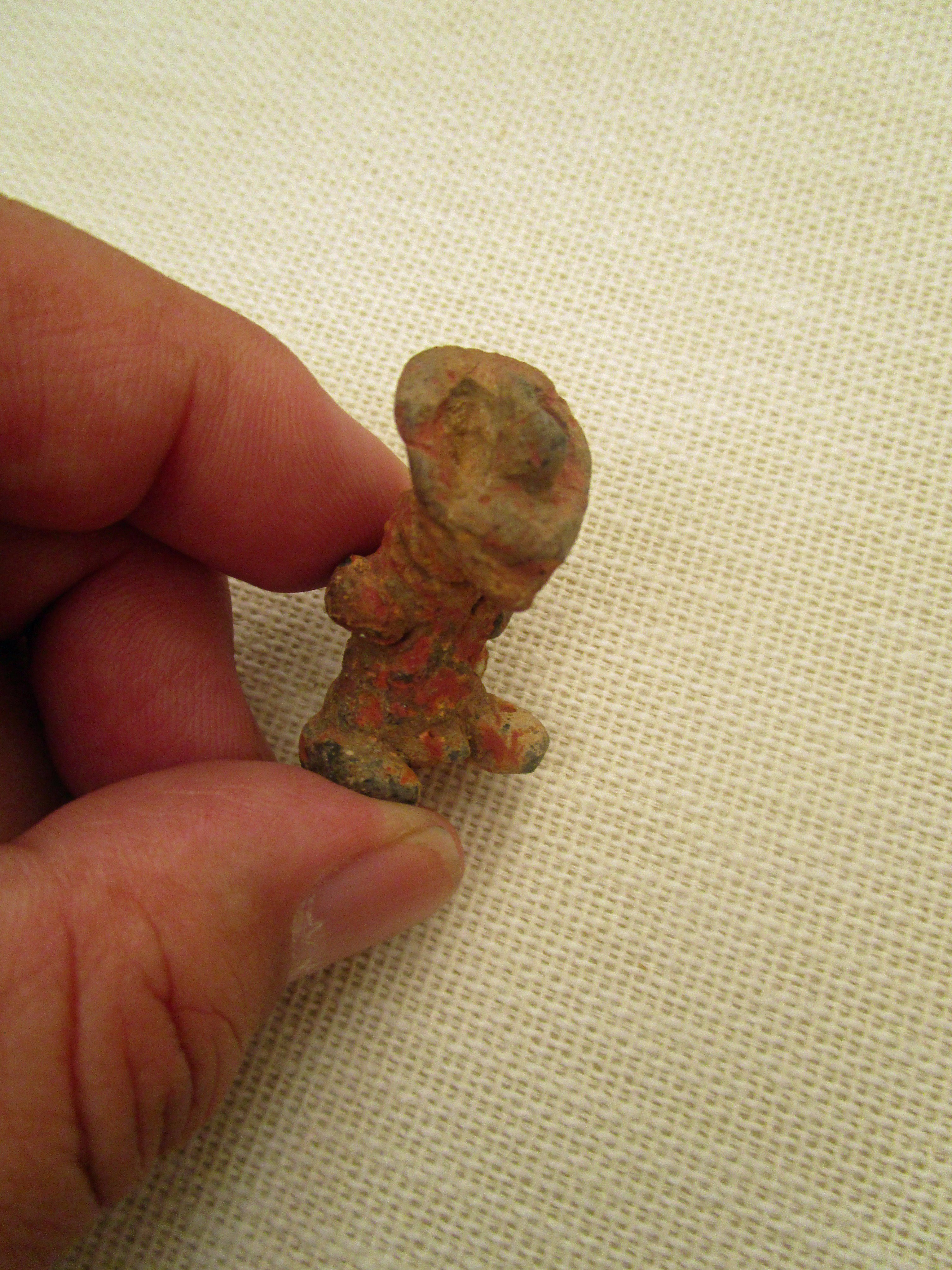 岩手県立博物館 遮光器土偶の世界 展から 遮光器土偶の時代に こんな土偶も作られています 小型で簡単ですが 赤い 色が塗られ大切にされていました 出産土偶と言われ 脚の間に赤ちゃんがのぞいています T Co Hdpqosbugj Twitter