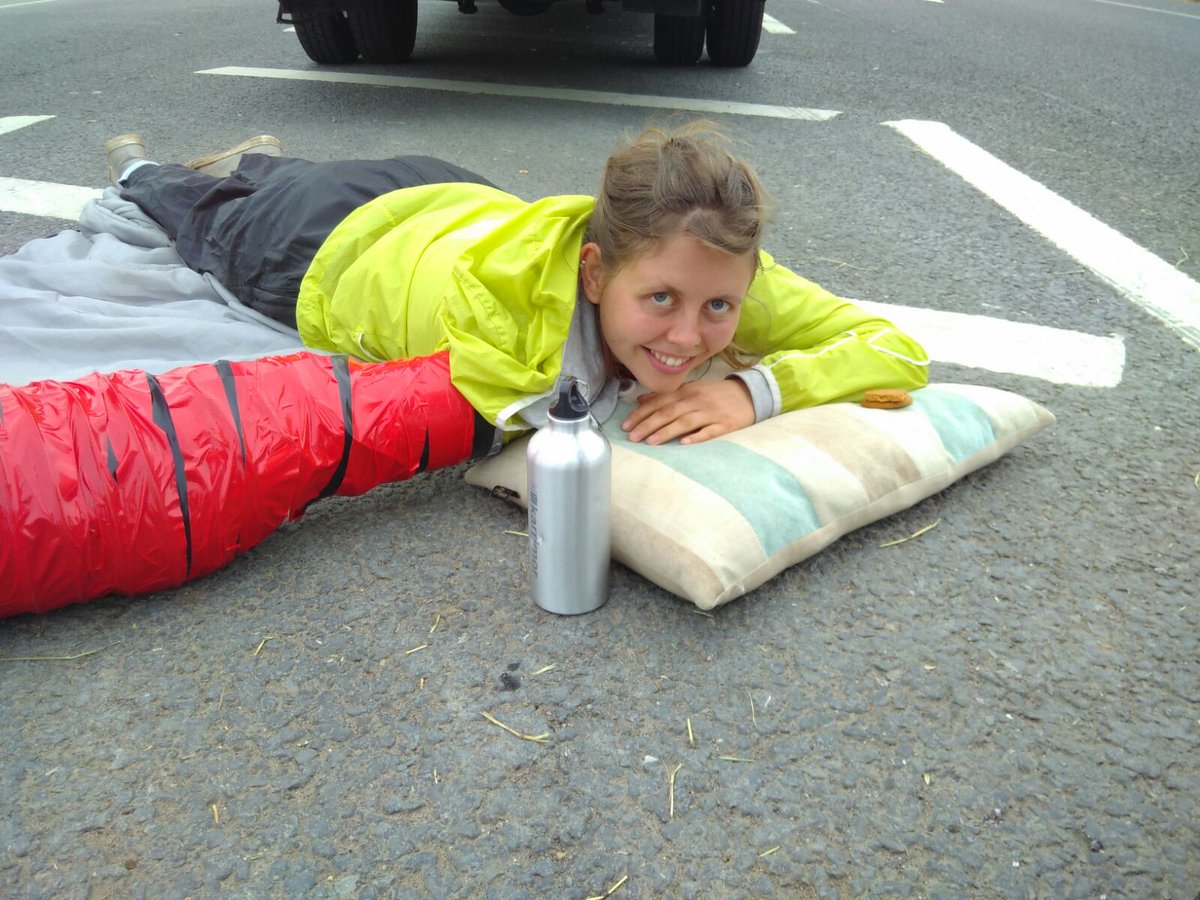 alanwilliamz's tweet photo. Ladies day at Preston New Road. 6 women have blockaded Cuadrilla's climate crime scene @ Preston New Road #RollingResistance #SupportPNR https://t.co/V3UJgTpUGN