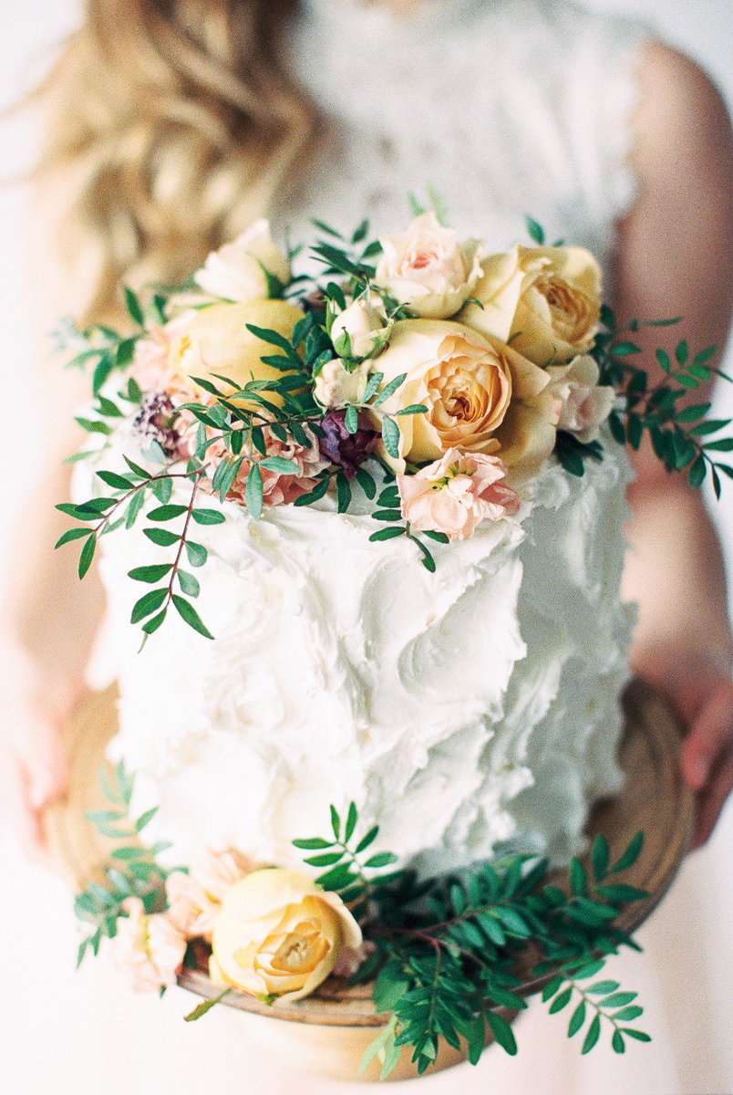 weddingchicks's tweet image. Pretty Foliage Tips for DIY Wedding Cake Flowers lovewc.me/obGYib