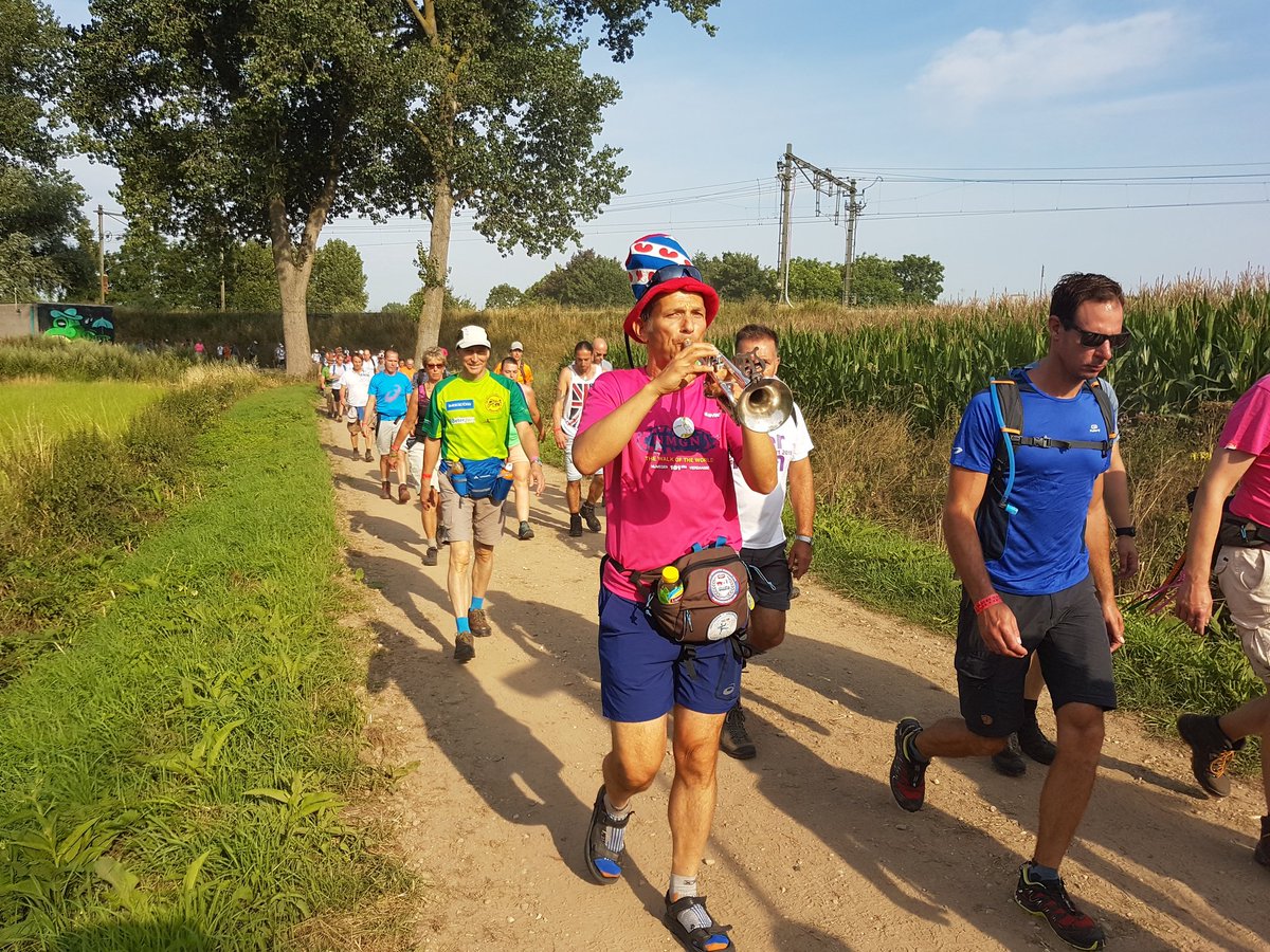 By de #4daagse klinkt it #Fryske folkslef,  spyllle troch dizze man. Hy iepenet sa ek de <a href="/elfstedenwandel/">11-Stedenwandeltocht</a> tocht. Oeral thús. #4d17