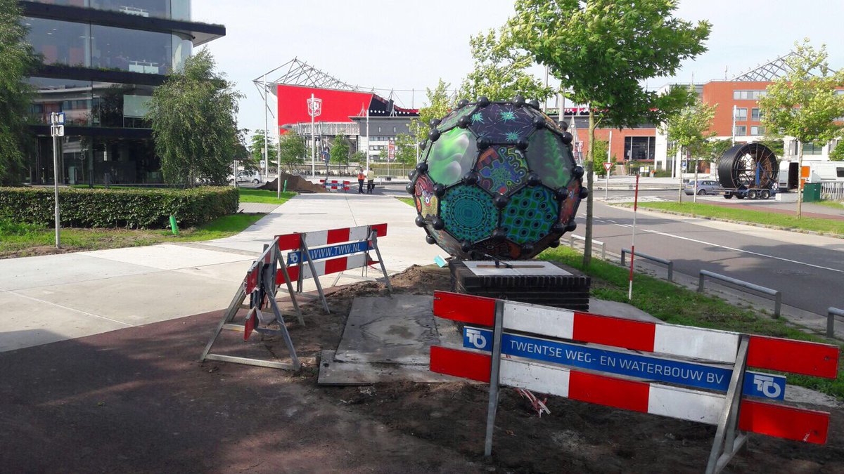 Al jaren veel plezier van ons 1e lichtkunstwerk <a href="/AmsterdamLight/">Amsterdam Light Festival</a> Morgen krijgt de #buckeybal @biancaleusink <a href="/DaveBNano/">Dave Blank</a> een eigen sokkel :-)