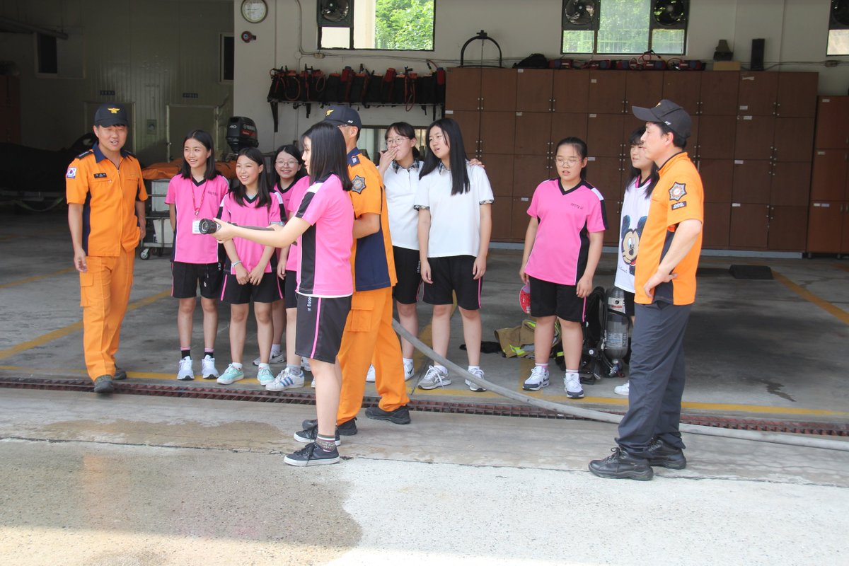 김천소방서는 7월 19일 학생들이 여러 직업세계를 체험하고 앞으로의 진로를 탐색하는 과정인 자유학기제 운영과 연계하여 성의여자중학교 1학년 학생을 대상으로 미래소방관체험교실을 운영했습니다.