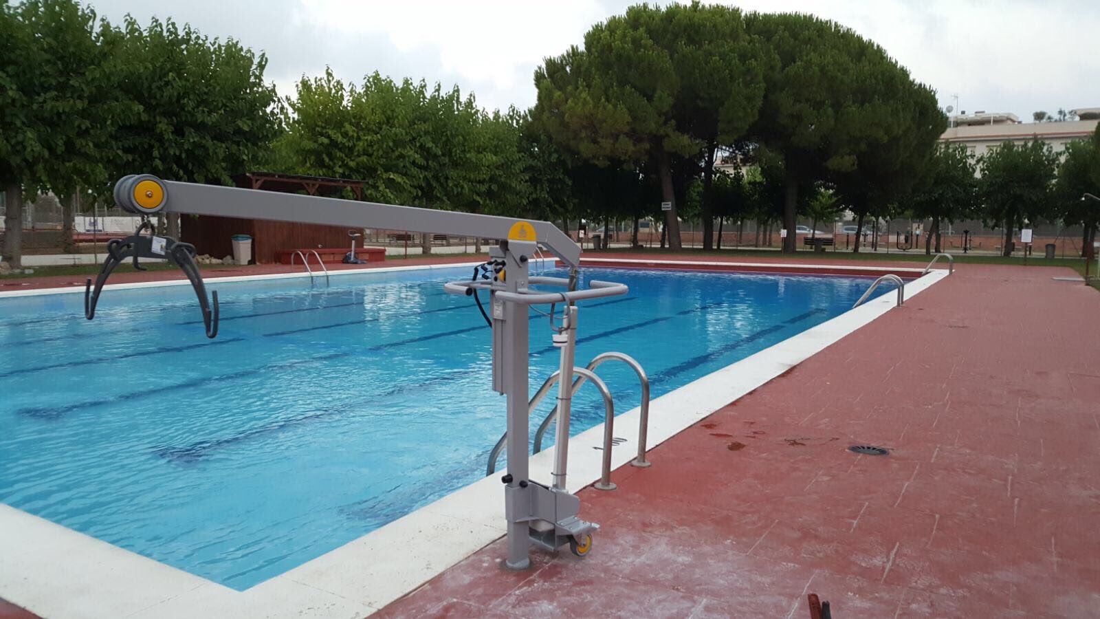 Resultado de imagen de cadira adaptada piscina cubelles