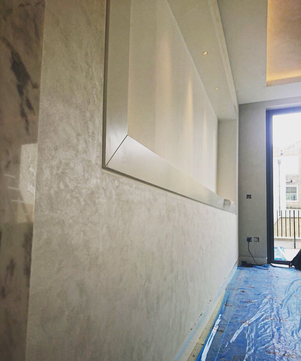 Broken soft metallic in a mid sheen #polishedplaster #italianplaster #interiordesignlondon #bespokewall #luxurydesign #surfacedesign