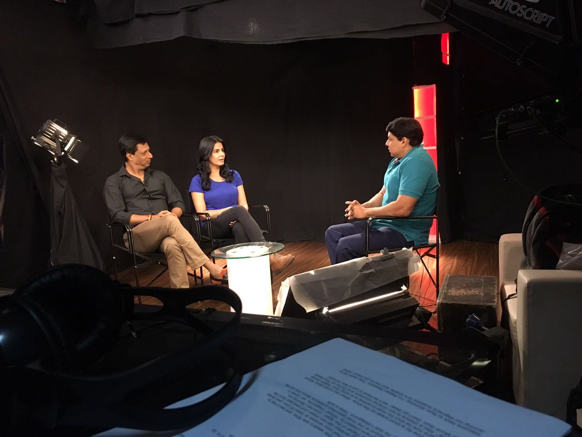 InduSarkarMovie's tweet photo. .@imbhandarkar and @IamKirtiKulhari  with @TheBakraMan shooting for #TheWeekThatWasn't #InduSarkar https://t.co/rjj7Q0G6PQ