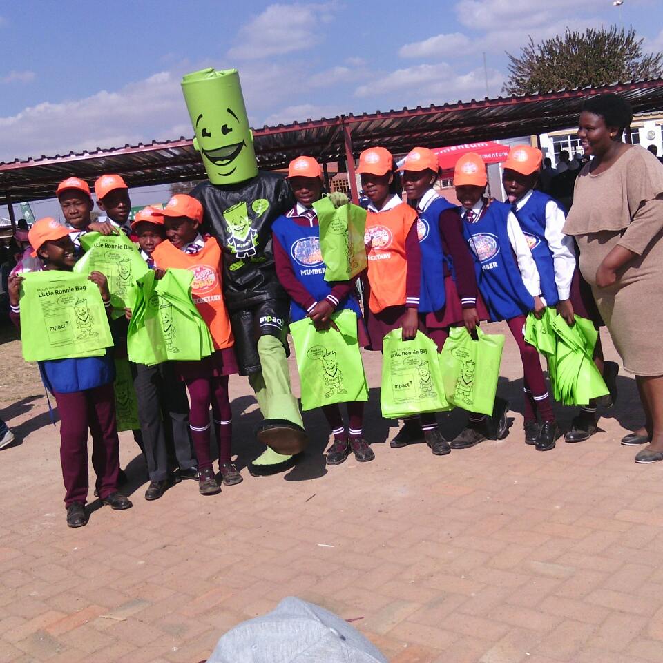 lukecombs27396's tweet photo. #ubuntueverest #mandelafoundation #Momentum #cricketsa #multiplytitans #mpact thank u for the library & renovation of our school. https://t.co/JlnkTPLr2v
