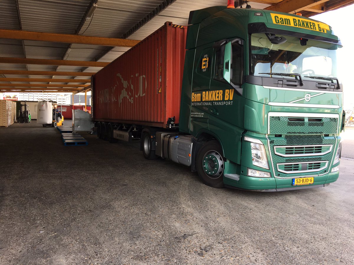 Maar weer eens een container lossen, vol met pinda's