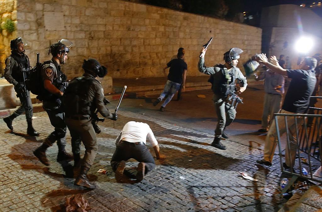 palinfoen's tweet photo. Israeli occupation troops brutally attack Palestinian worshippers protesting Israel's blockading of Al-Aqsa Mosque. 
#البوابات_لا https://t.co/BeXQeBU92k
