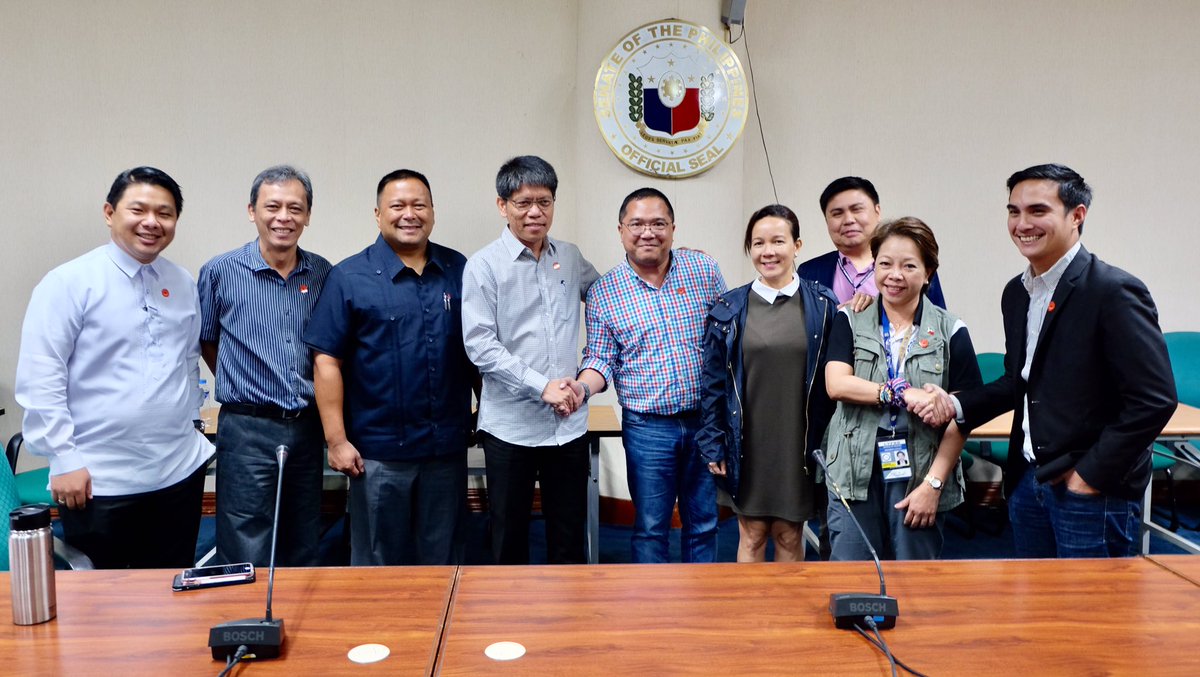 milkyrigonan's tweet photo. .@SenGracePOE &amp;.@jvejercito's Comm on Public Services w/LTFRB,Uber &amp; Grab reps after a meeting to resolve transportation issue @dzrhnews https://t.co/67lN75LouG