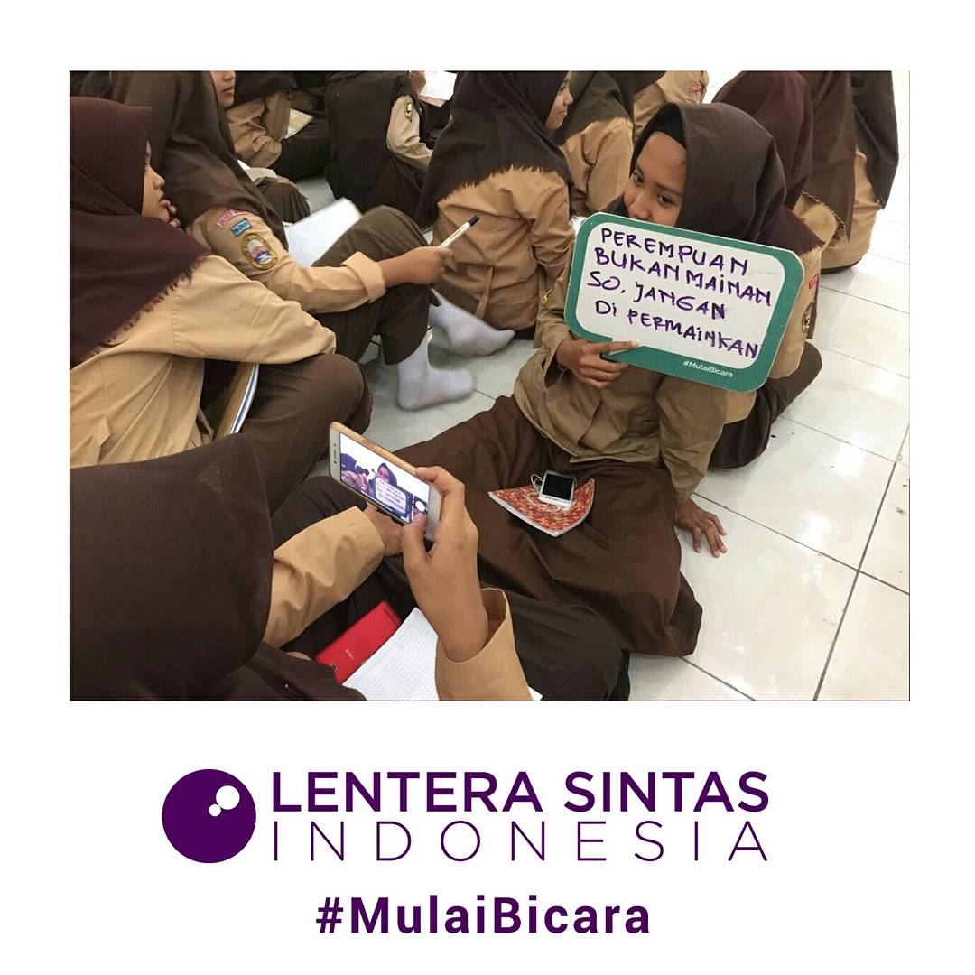 LenteraID's tweet photo. Kampanye #MulaiBicara di SMK53 Jakarta. Bubble speech #LenteraID diserbu peserta kampanye nih :D https://t.co/HvYoGvyKXW