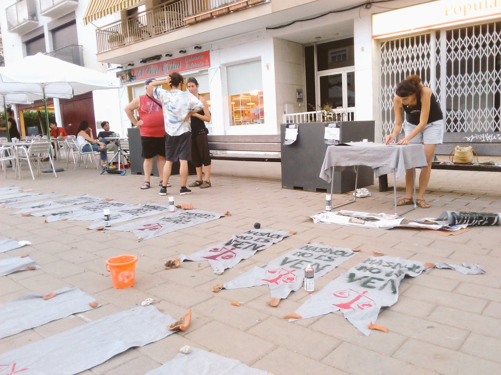 feliumasnou's tweet photo. Taller d banderoles d'@afectatscrisi a pl. Cavallets, ahir: pq volem un #Masnouperviure'l #Foralamàfia #Masnou no es ven!! ✊✊ https://t.co/CtgfEO5bAm
