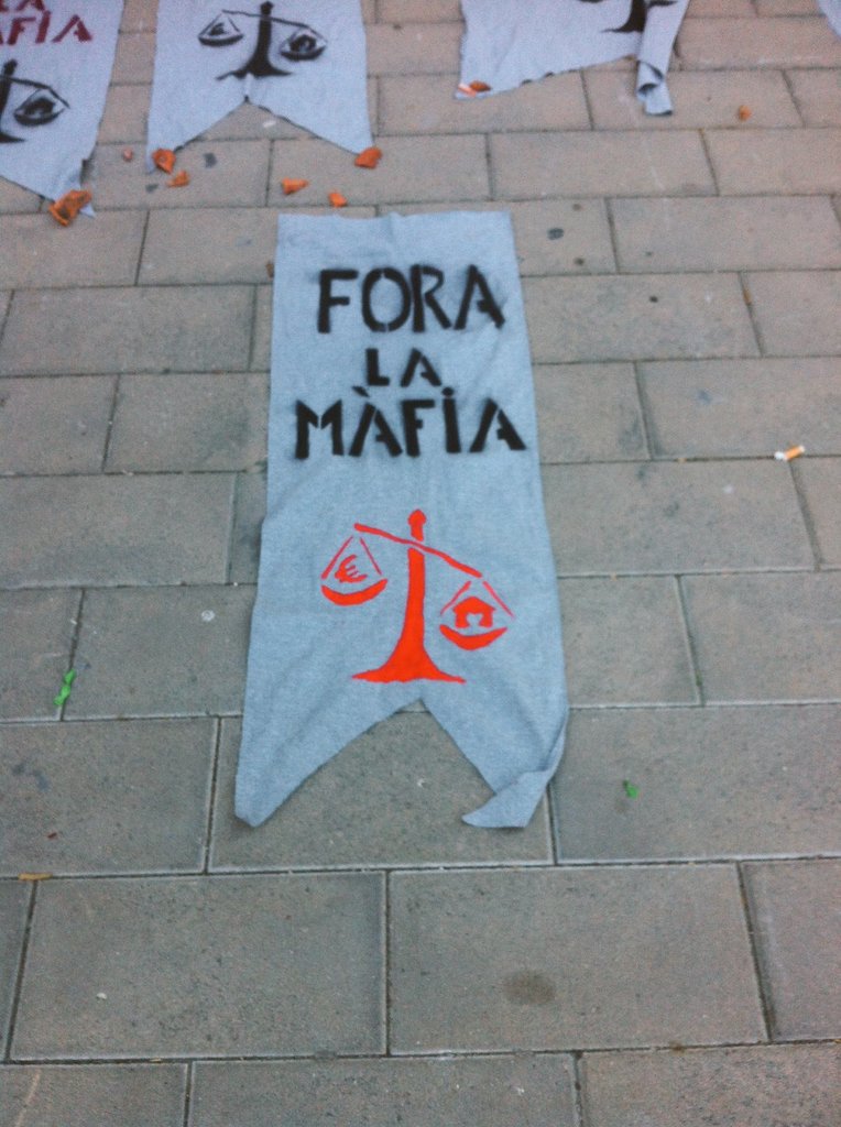 feliumasnou's tweet photo. Taller d banderoles d'@afectatscrisi a pl. Cavallets, ahir: pq volem un #Masnouperviure'l #Foralamàfia #Masnou no es ven!! ✊✊ https://t.co/CtgfEO5bAm
