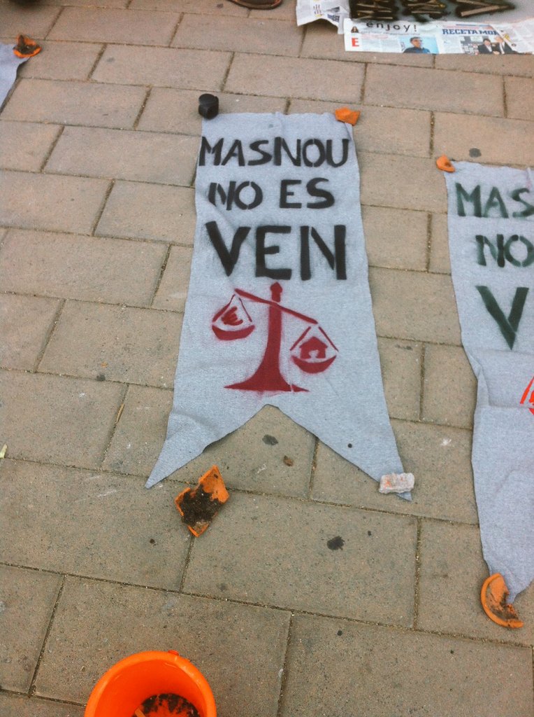 feliumasnou's tweet photo. Taller d banderoles d'@afectatscrisi a pl. Cavallets, ahir: pq volem un #Masnouperviure'l #Foralamàfia #Masnou no es ven!! ✊✊ https://t.co/CtgfEO5bAm