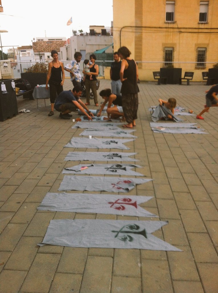 feliumasnou's tweet photo. Taller d banderoles d'@afectatscrisi a pl. Cavallets, ahir: pq volem un #Masnouperviure'l #Foralamàfia #Masnou no es ven!! ✊✊ https://t.co/CtgfEO5bAm