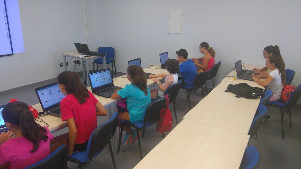 TalentProj's tweet photo. Tercer día! Empezamos con taller de expresión corporal, programación, ¡y el arte del píxel! #AprendiendoDeTodo https://t.co/IYbzOKzU7e