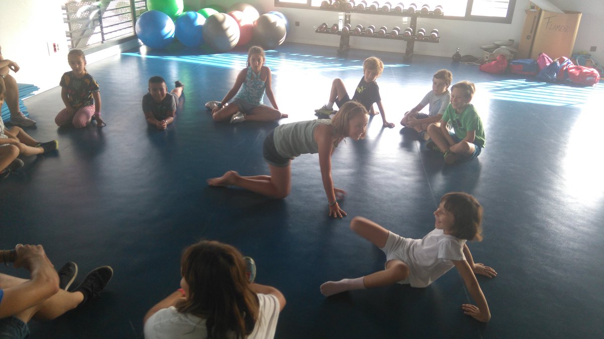 TalentProj's tweet photo. Tercer día! Empezamos con taller de expresión corporal, programación, ¡y el arte del píxel! #AprendiendoDeTodo https://t.co/IYbzOKzU7e
