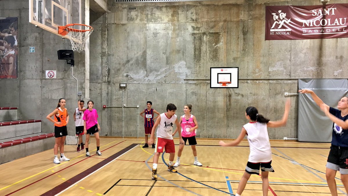 CampusCESN's tweet photo. Seguim amb els entrenaments d'equip a primera hora: jugadores i jugadors amb moltes ganes de bàsquet! 🏀🔝 #CampusBàsquetMasCarol https://t.co/TDwYUQMGmz