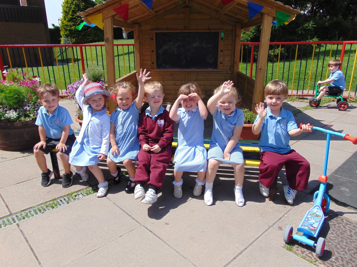 BGinBloom's tweet photo. Monday judging with the lovely #lynneallbutt @tredegarcomp @deighton primary @BlaenycwmPS @BeaufortHillPri fab day fab weather https://t.co/nVKgMM1EEw