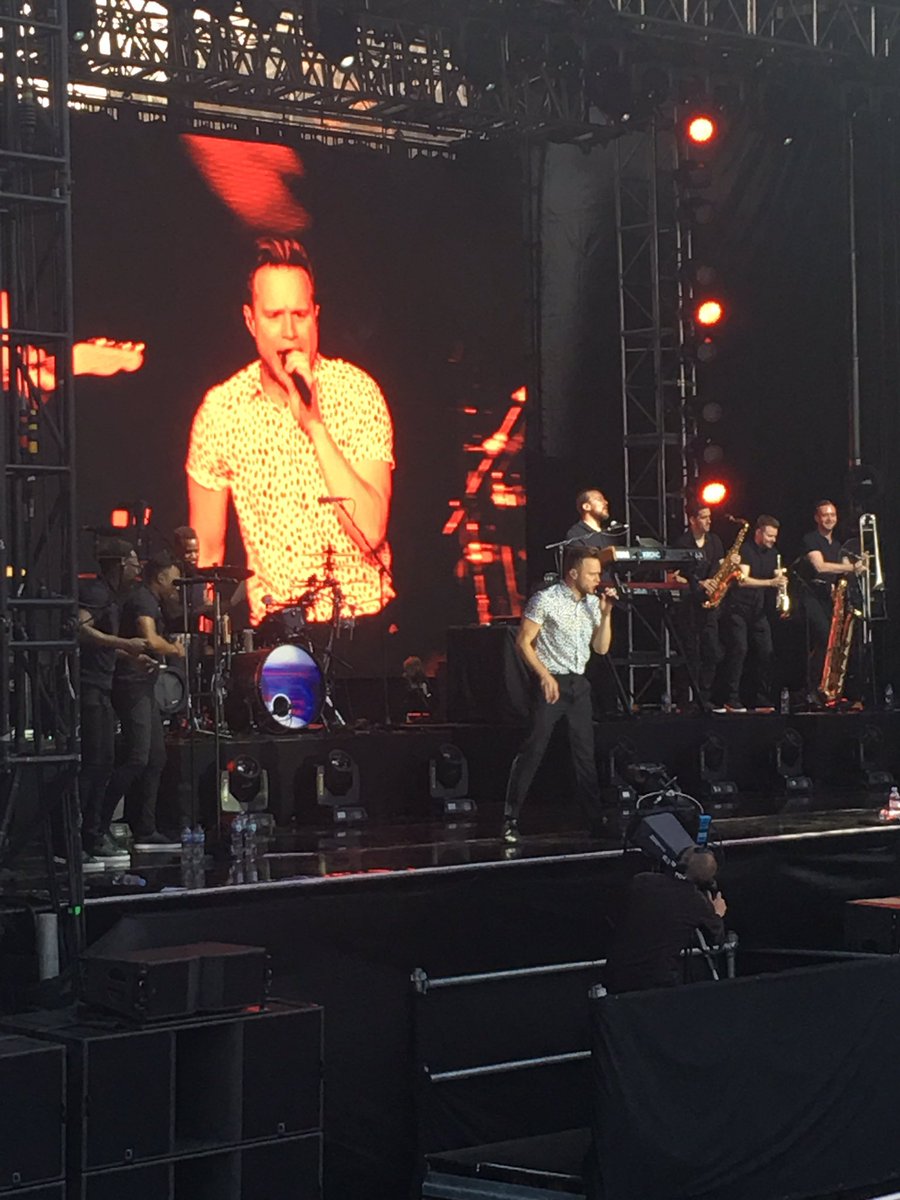 lynas21's tweet photo. Great night in Edinburgh watching @ollyofficial Loved the 90's remix! Na na Naa Na Na Naa Naaa Na Naa Na Na Na Na 😂 https://t.co/QRavT3rlXY