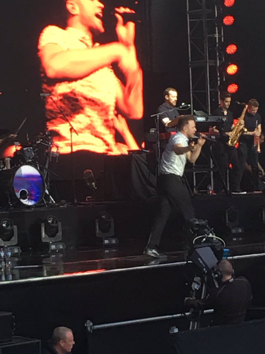 lynas21's tweet photo. Great night in Edinburgh watching @ollyofficial Loved the 90's remix! Na na Naa Na Na Naa Naaa Na Naa Na Na Na Na 😂 https://t.co/QRavT3rlXY