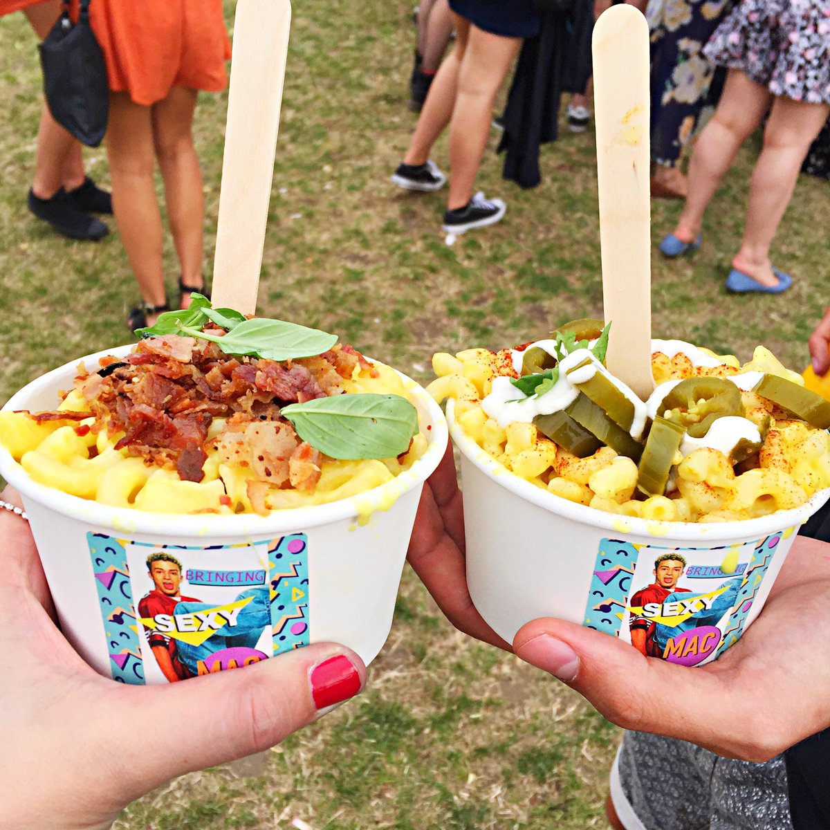 Mac and cheese feasting 😍<a href="/LoveboxFestival/">Lovebox</a> <a href="/Anna_Maes/">Anna Maes MacNCheese</a>