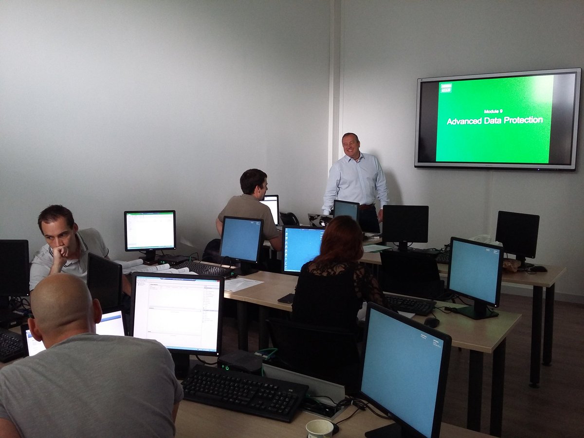 Jota75000's tweet photo. Première formation @Veeam_Fr dans le New BSC de @TechData_FR https://t.co/fHAaYqzZzw