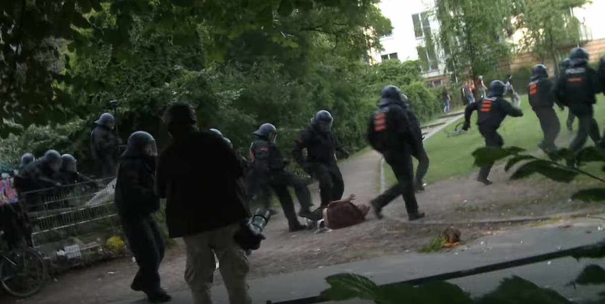 g20_doku's tweet image. Neues Ereignis: Polizist tritt am Boden liegenden Demonstrant #G20 #polizeigewalt #hhbue g20-doku.org/2017/07/07/pol…