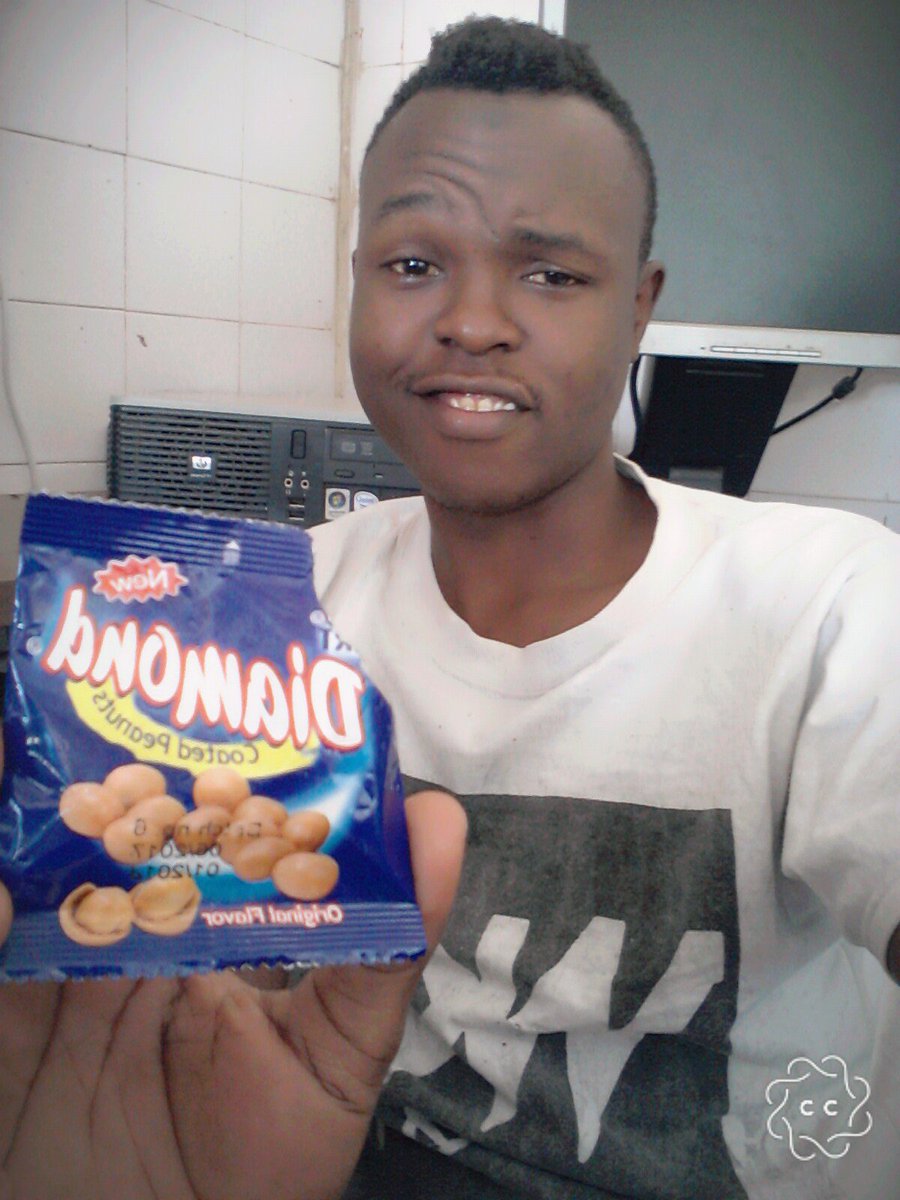 MansaMussa2's tweet photo. Wangoja nini DIAMOND Peanuts sishangai @rayvanny kumaliza Box zima kwa masaa coz zilivyotamu Duh acha tu. https://t.co/s9PdAkXXK2