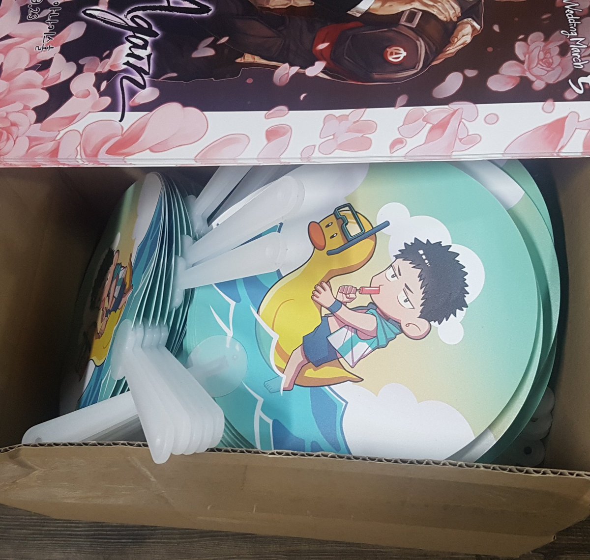 북새통에 홍보지 2종, 홍보엽서, 이와쨩 부채 배치 해뒀습니다😊!  부채는 약 150여개 배치했으며, 다른 분을 위해 하나만 가져가주세요!🙇🙇🙇