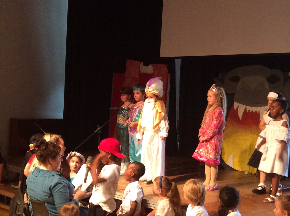 ArkPriory's tweet photo. The Sultan is laying down the law in yr1 Aladdin #propstotheprops https://t.co/B8WjcBxSAM