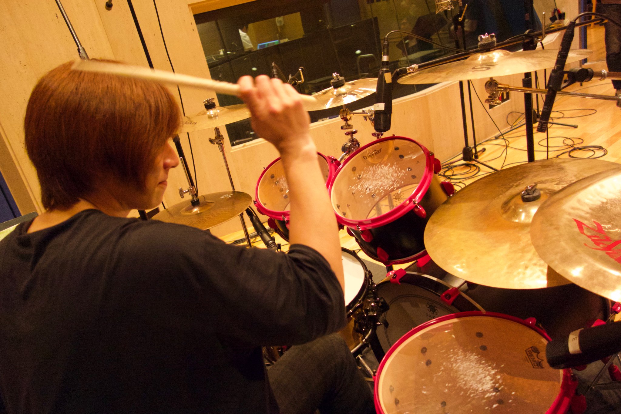 プロキオン スタジオ ドラムの山内 Masshoi 優さん お疲れ様でした 作曲家でもありディレクションも行う平松さんがタムの一打まで細かく演奏をチェックしイメージに近づくよう伝え それをすぐさま表現する Masshoiさんの プロキオン スタジオ ドラムの山内 Masshoi 優さん お疲れ様でした 作曲家でもありディレクションも行う平松さんがタムの一打まで細かく演奏をチェックしイメージに近づくよう伝え それをすぐさま表現する Masshoiさんの