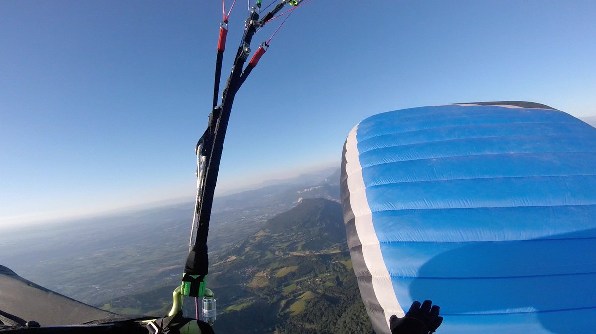 HelloParapente's tweet photo. Après un dépassement, Pierrot remercie avec la main. #douceur #HelloParapente #Montaud @giom_pr @RedBullFrance https://t.co/nPaSHpZ2nx
