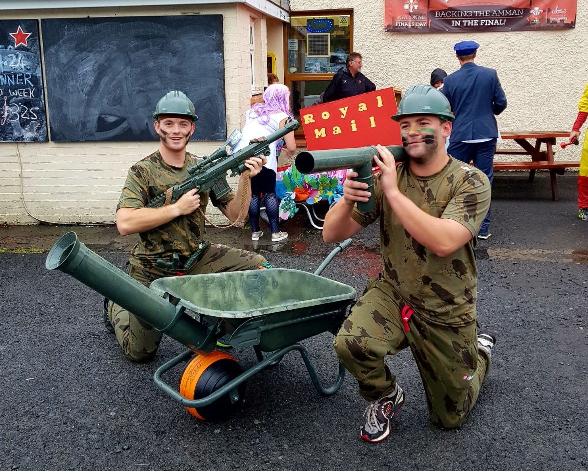 SWGuardian's tweet photo. Wacky racers return to town https://t.co/jEaKsxqJQ9 https://t.co/pKwkfkMATp