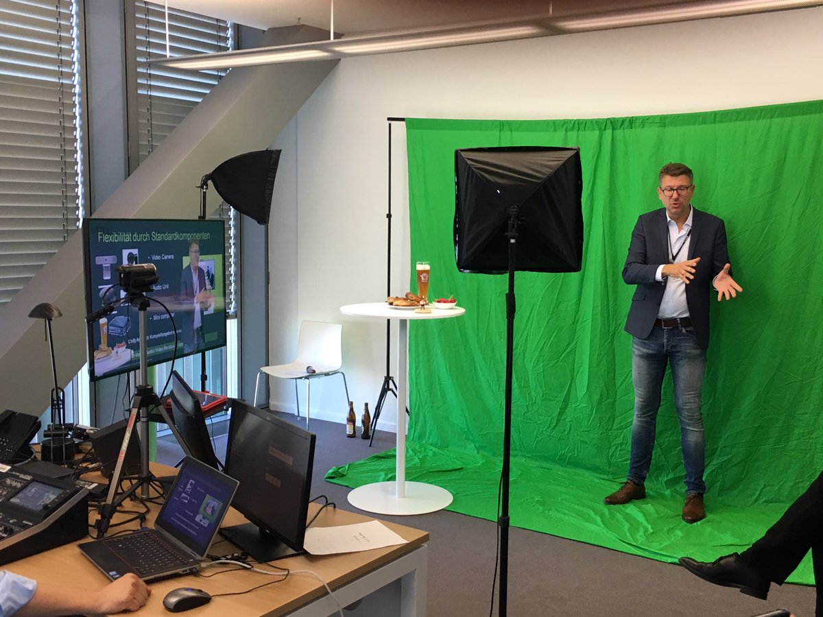 #Circuit Meeting Room met een green box. Mogelijkheden zijn enorm. Leuk om te zien. @UnifyTecPartner #UTPP17