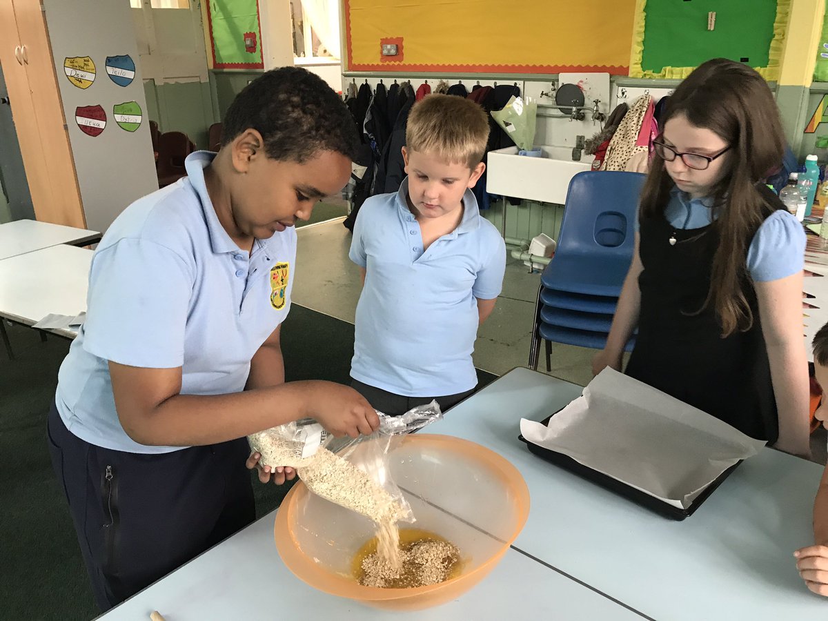 RCulley_LPS's tweet photo. @LansdownePS making flapjacks. Following a @jamieoliver recipe #delicious #food https://t.co/ew3rSS2beG