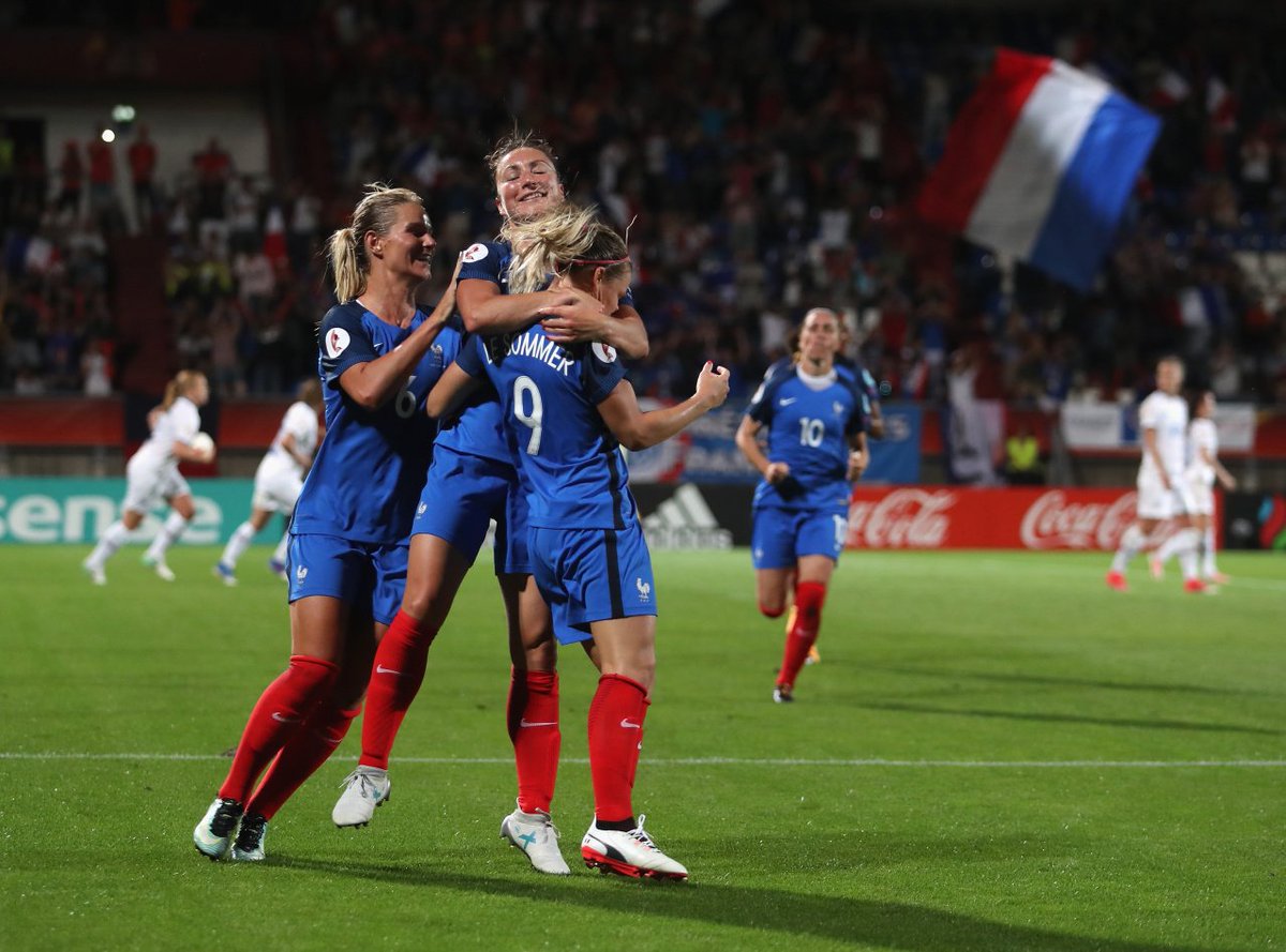 FFF's tweet photo. 3,3 millions de téléspectateurs étaient branchés sur @France2tv hier pour la victoire des Bleues!🇫🇷 Avec un pic à 4,4 millions!🔝 #FRAISL https://t.co/nn0HEEzzoX