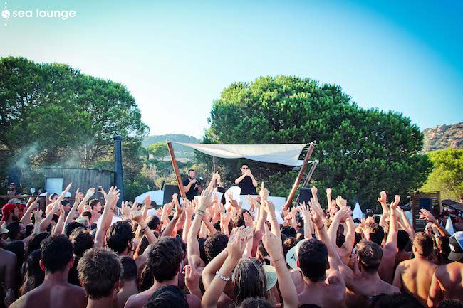 Pas forcément besoin d'aller à #Ibiza ou en Croatie, il y a aussi le SEA LOUNGE en Corse du sud :) 👉A lire sur djmag.fr/articles/3292-…