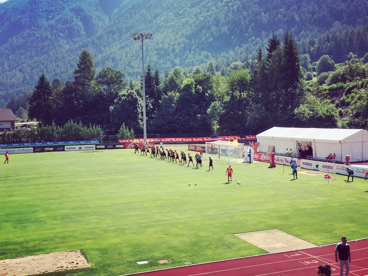 AmoreAzzurro's tweet photo. Il quindicesimo giorno di ritiro ora in diretta con  #amoreazzurro su #RadioAmore #summertraining  #ritiroazzurro #sscn #ForzaNapoliSempre https://t.co/rTGRQhE8Kc