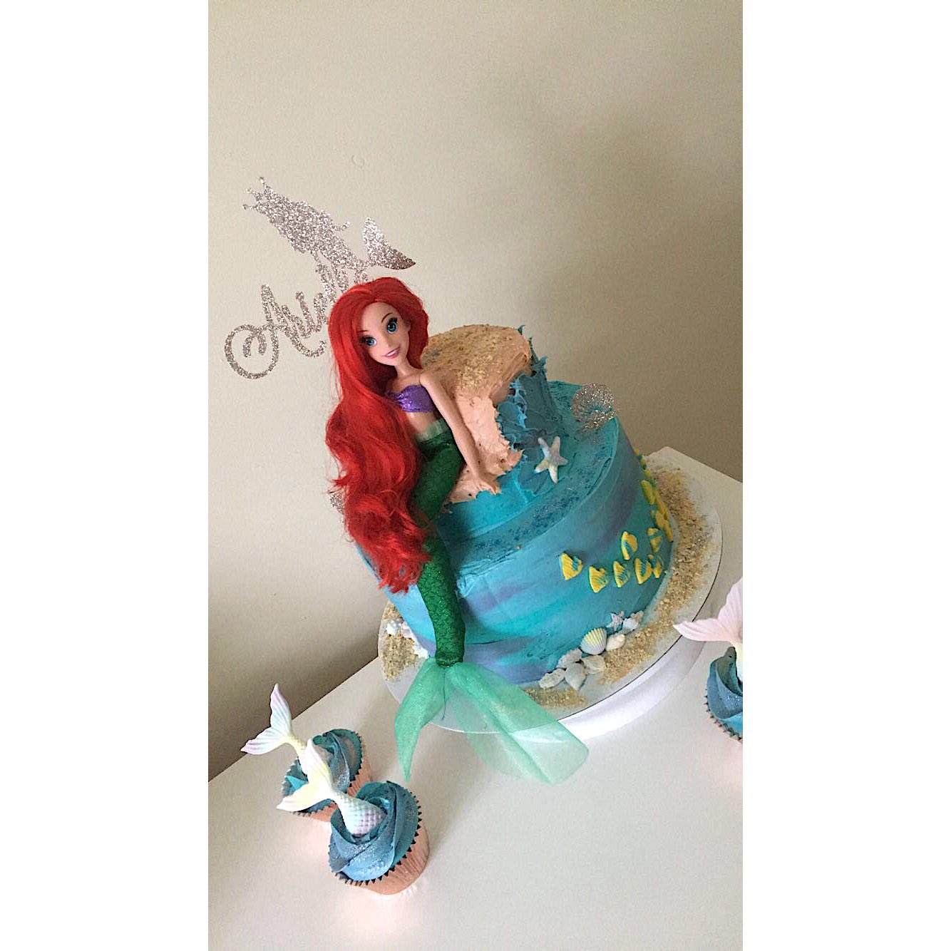 Millie S Cupcakes على تويتر A Mermaid Theme Cake Complete With Ariel Doll Sitting On Rocks Topper Mermaid Cupcakes Amandaholden Hollywills Tanyabardo7 Https T Co Xnzixkm2i1