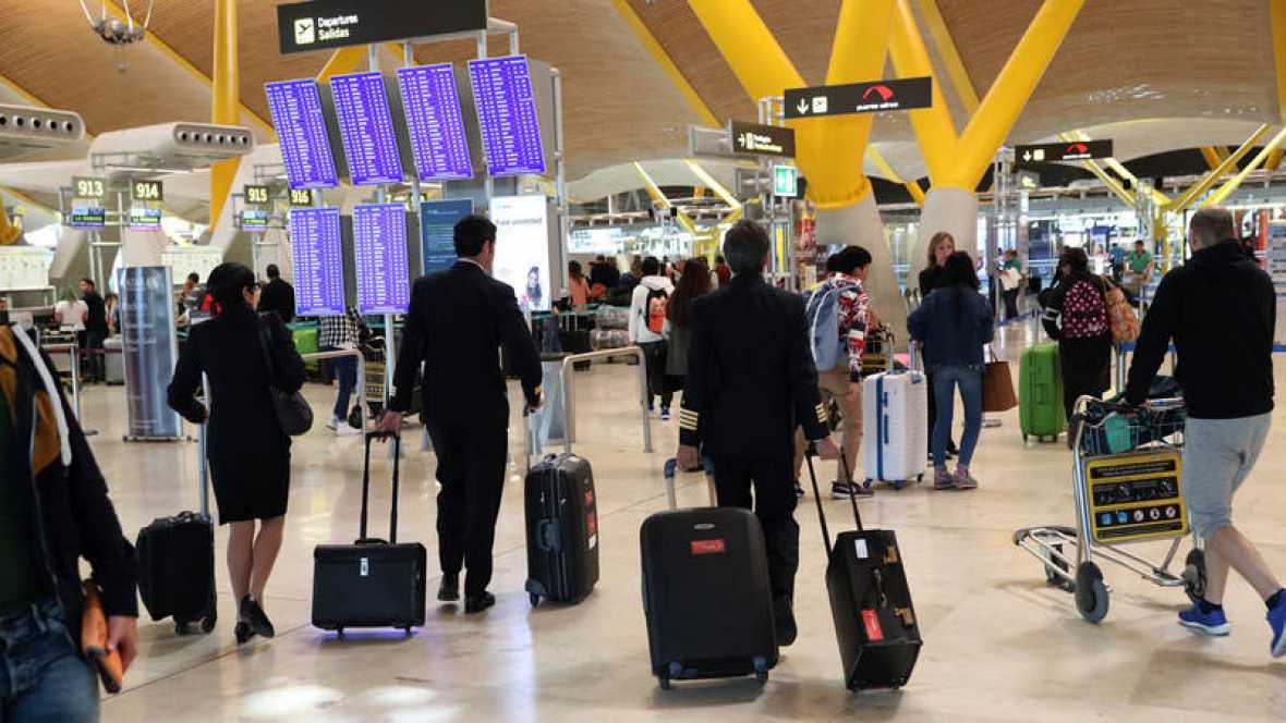 rtve's tweet photo. Hoy entran en vigor los nuevos controles de seguridad para volar a EE.UU. https://t.co/xGE1R1275g https://t.co/V43W7OMfr7