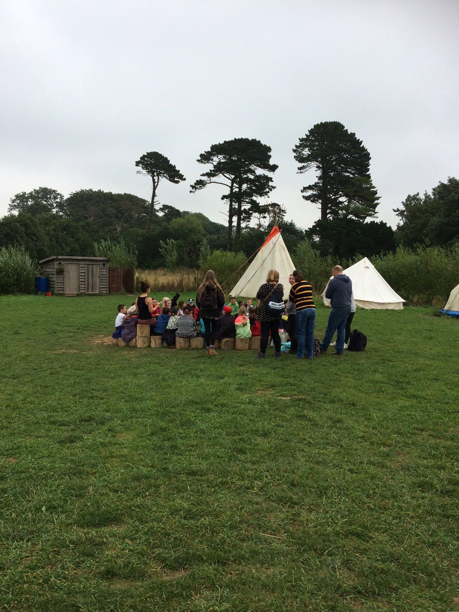 FoweyPrimary's tweet photo. Some tired eyes this morning but all set for shelter building! https://t.co/ew5d1i7kej