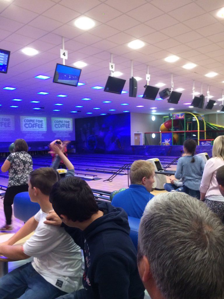 CanolfanEithin's tweet photo. Pawb yn mwynhau yn Xcel Bowl https://t.co/lARuTj7pIi
