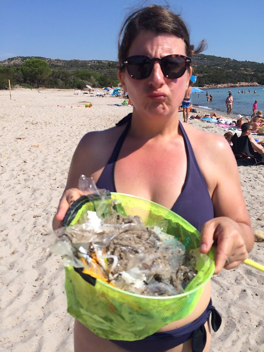 Laure_Blondel's tweet photo. Cc les gens! Ca vous dérange pas trop tout ce #plastique dans la #mer ?Hop 1 épuisette et on ramasse 🙏🏻. En plus on continue à bronzer 😜☀️ https://t.co/NcTAvPKxfO
