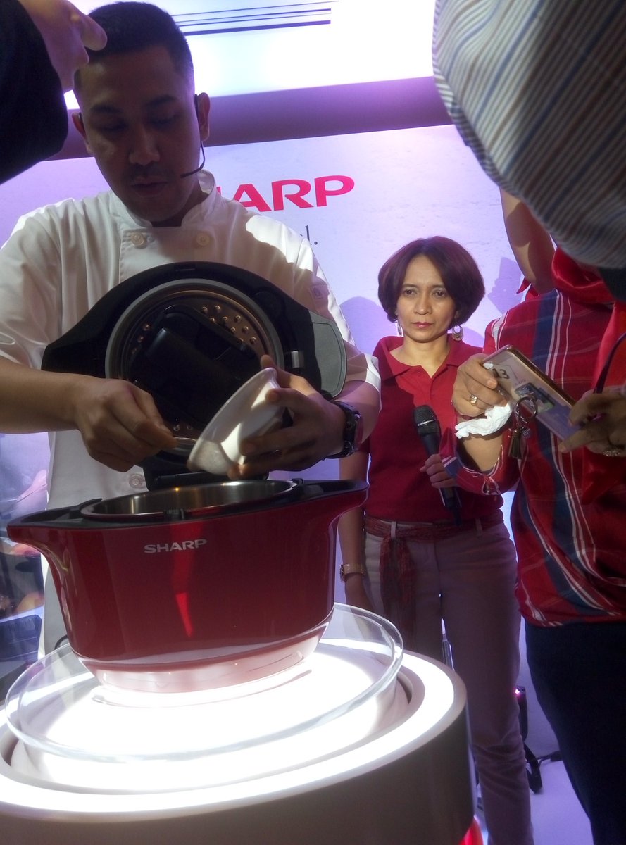 ria_andikaa's tweet image. Cheff Odie yg lagi bikin rendang pake #SharpHealsio @sharpindonesia #sharpcookingclub