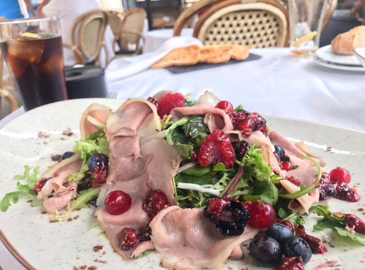 sandorbcn's tweet photo. No te saltes la dieta... ¡Disfrútala! 🍴🍃 #Sandor #ElNuevoSandor #Healthy #Gourmet #Testaurant #Barcelona #Summer https://t.co/HVx0fpcuwb