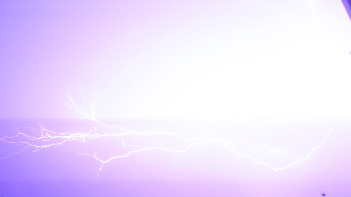 PeaEyeEnnKay's tweet photo. #Storm #Exeter #Lightning #Thunder #StillNotAwake https://t.co/7ex9fFsgIS