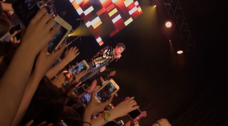 sh1107__'s tweet photo. サプライズすごかったし楽しみにしてたwait aroundの掛け声もできたしもう死んでもいい
ツーショきもい顔してませんように😂❤️
@AustinMahone @AustinMahoneJP
#austin来日 #formeplusyou #AustinMahone https://t.co/wWhgOB27Jg