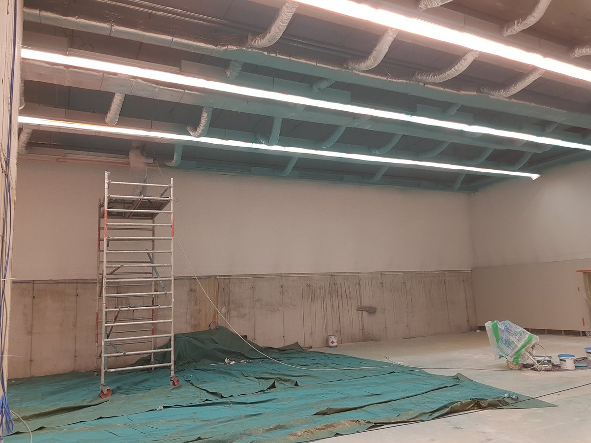 wouterommeslag's tweet photo. Renovatie Grote aula. Nieuwe energiezuinige LED verlichting geplaatst en schilderwerken gestart. Nog een maand te gaan. #odiseefm https://t.co/X9lRS6vo6w